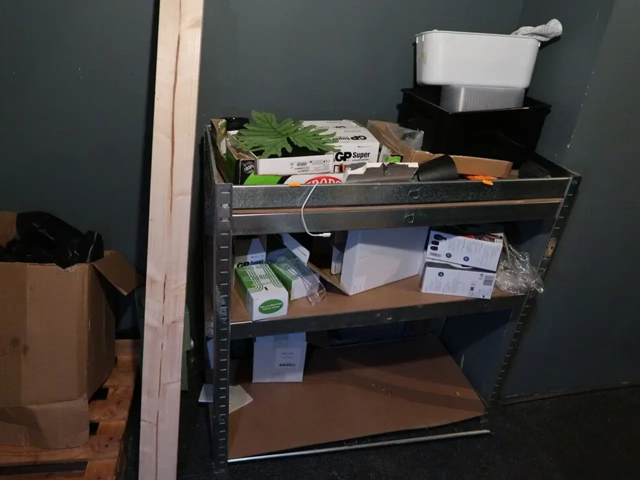 Billede 1 - Reol med indhold