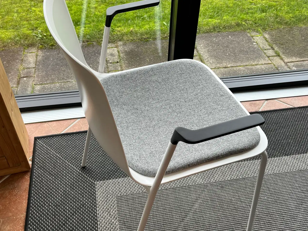 Billede 2 - Pato spisebordsstole i hvid med sorte armlæn