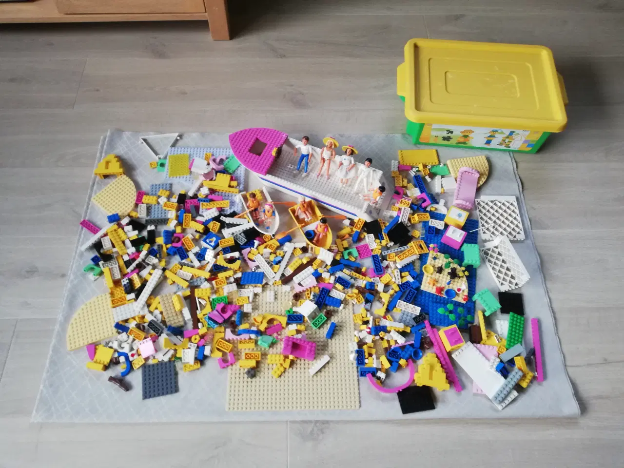 Billede 1 - Lego blandet 2kg + lego opbevaringskasse