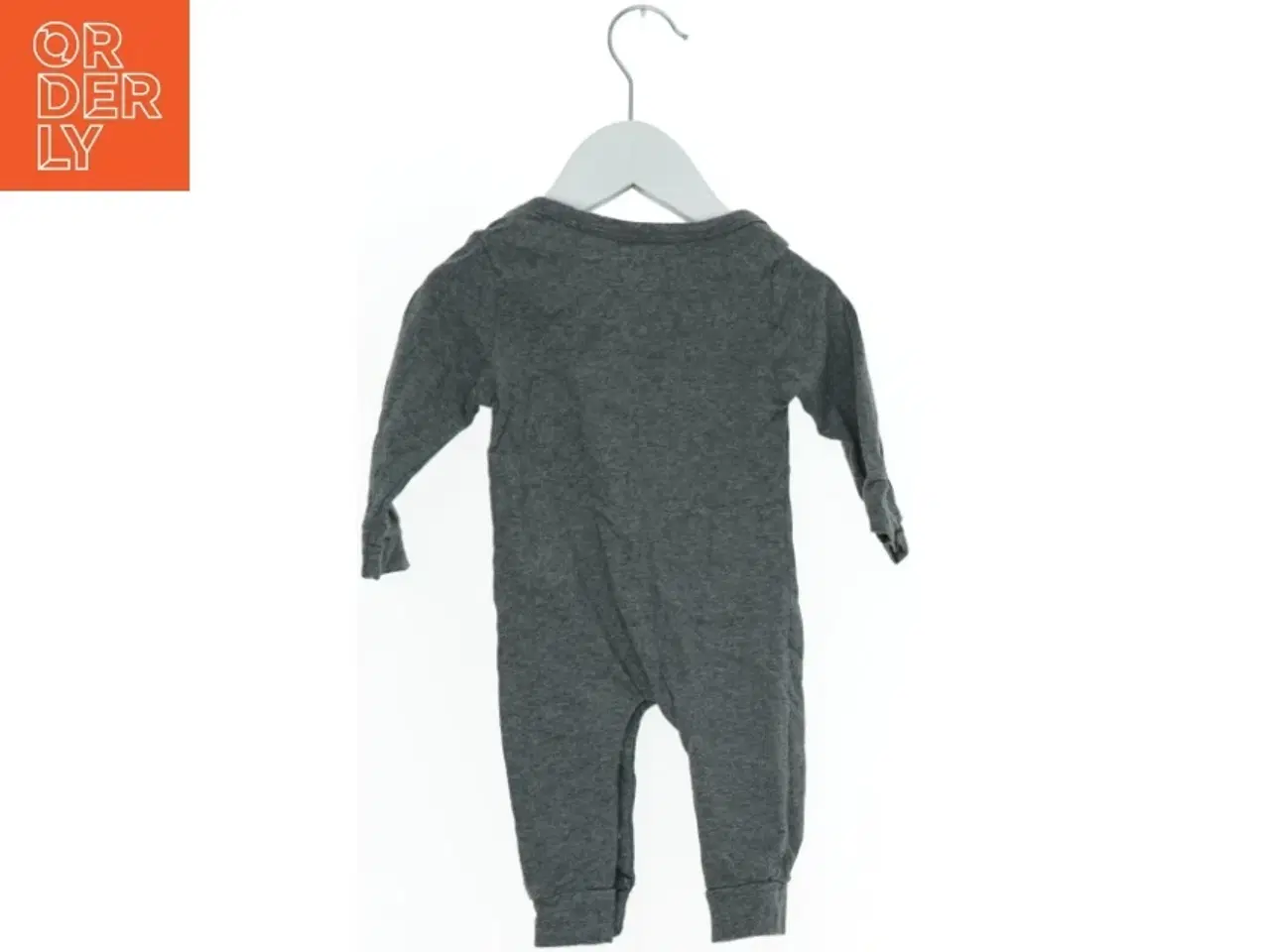 Billede 2 - Grå heldragt med tekst (str. 74)