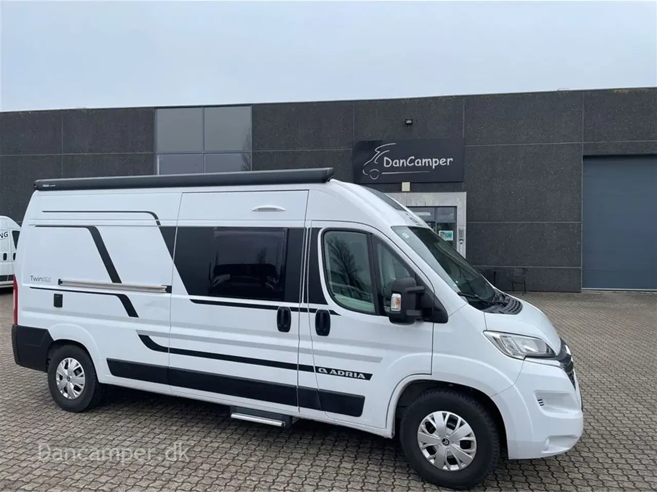 Billede 1 - 2023 - Adria Twin Axess 600 SP Kort og rummelig campervan kun kørt få km