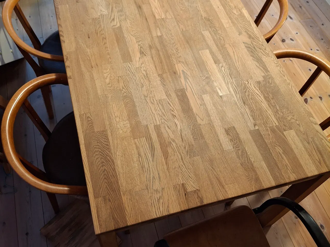 Billede 1 - Spisebord i egetræ. Fletstole i egestræ