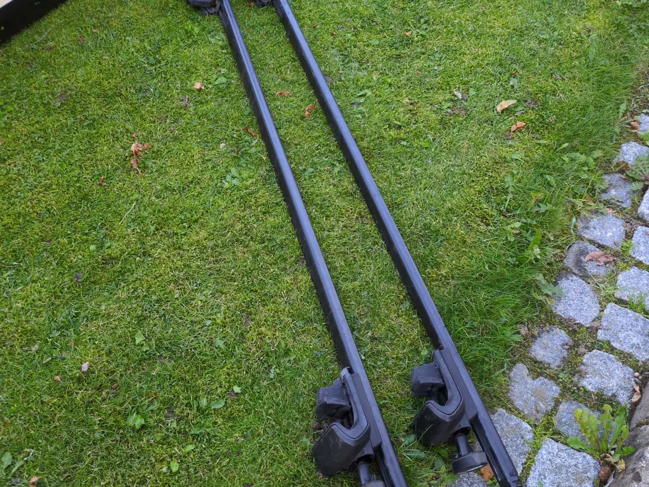 Billede 4 - Pack let skiboks + Thule tagbøjler