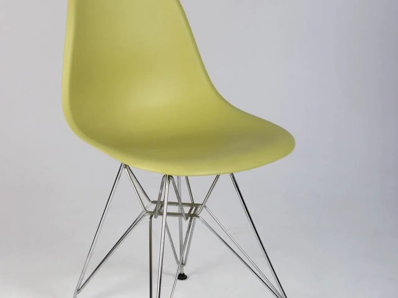 Billede 3 - Købes : Eames stole i alle farver.