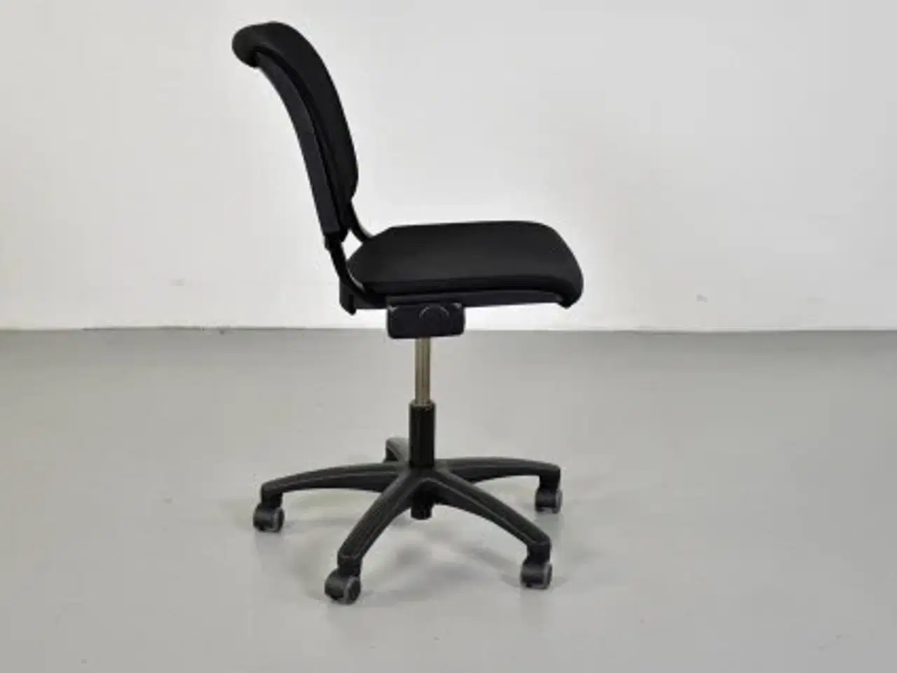 Billede 4 - Häg con-x plast 9512 kontorstol med sort polster på sæde og ryg