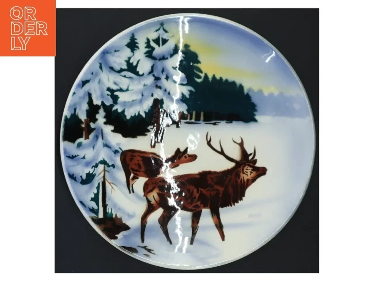 Billede 1 - Dekorativ tallerken med hjorte motiv (str. Ø 20,5 cm)