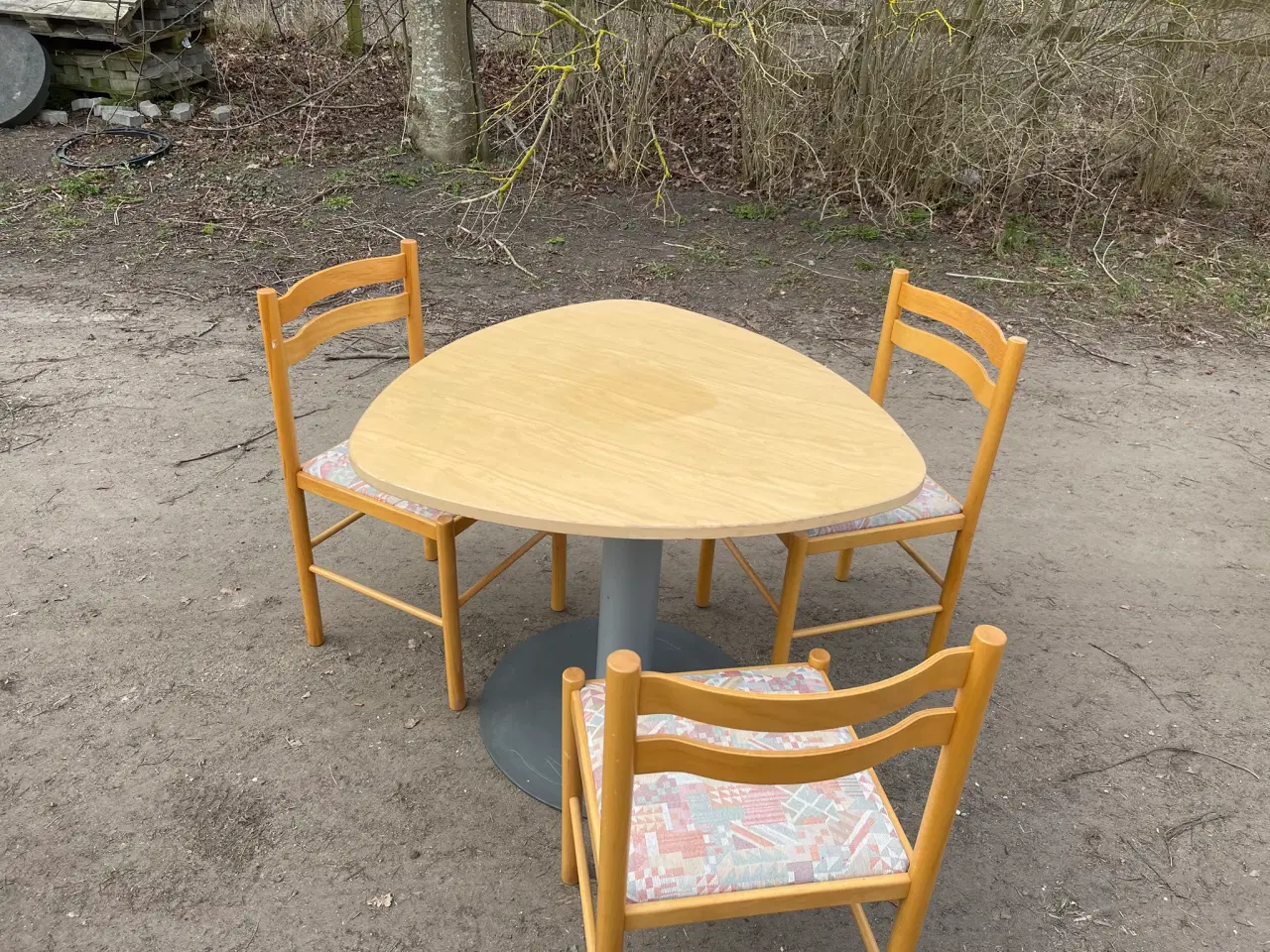 Billede 1 - SOLIDT LILLE SPISEBORD MED 3 STOLE