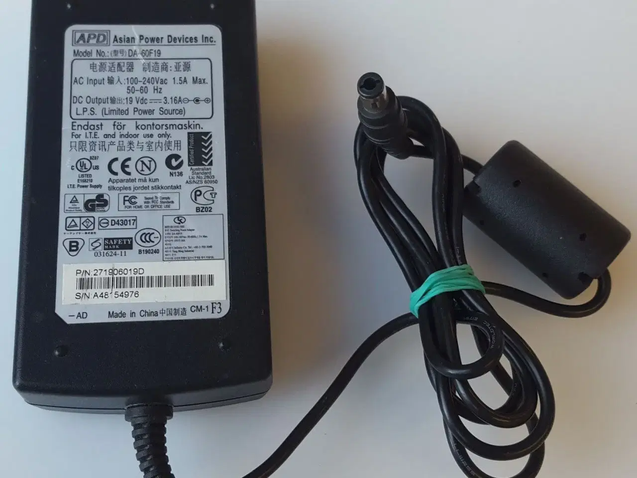 Billede 1 - Strømforsyning APD DA-60F19 AC/DC Adapter 19V