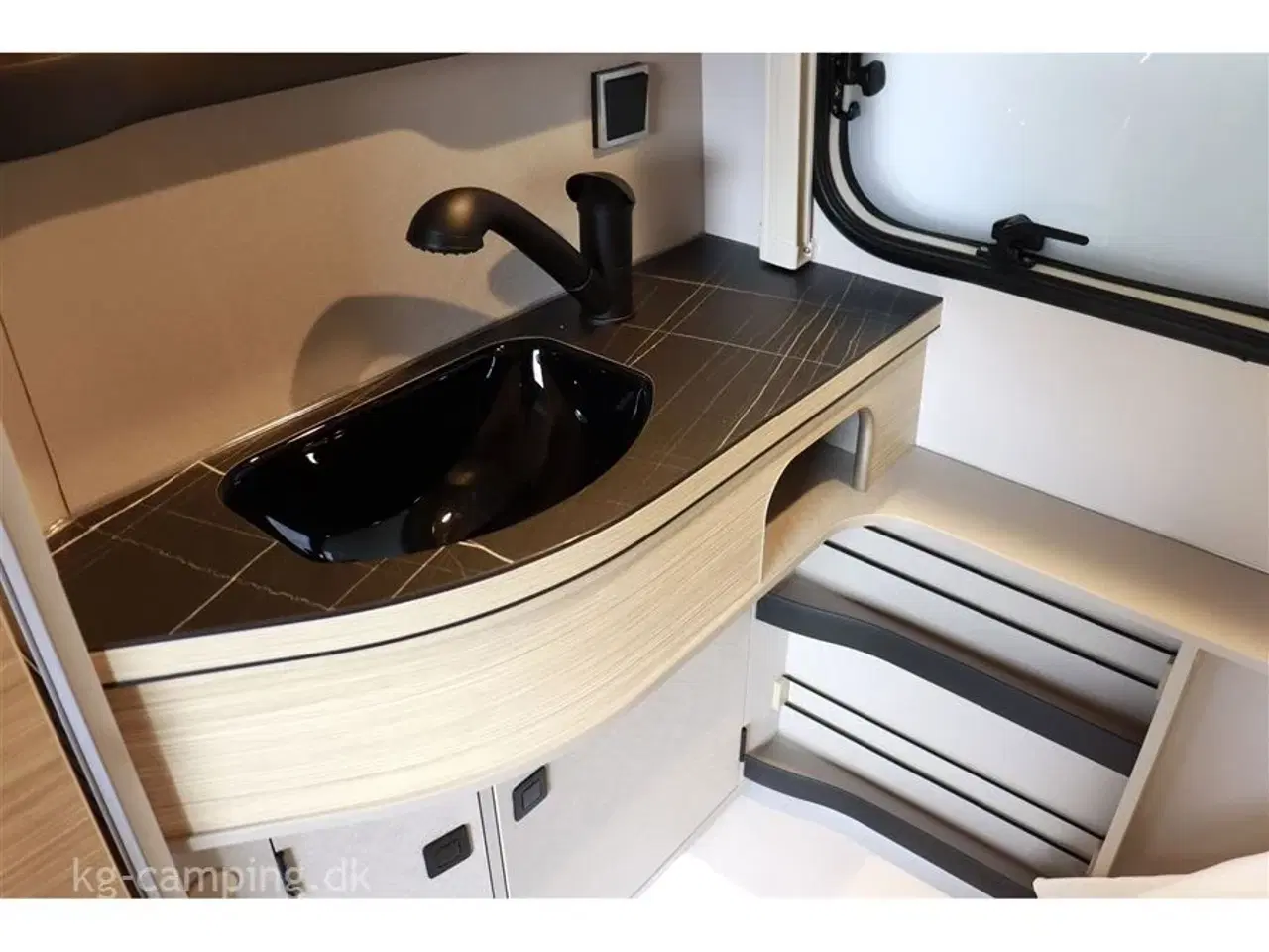 Billede 7 - 2024 - Eriba Touring 530 Urban Harbour Blue Edition TILBUD nedsat med kr. 18.000,- | Populær rejsevogn - Harbour Edition med alt, hvad du kan tænke dig af udstyr.