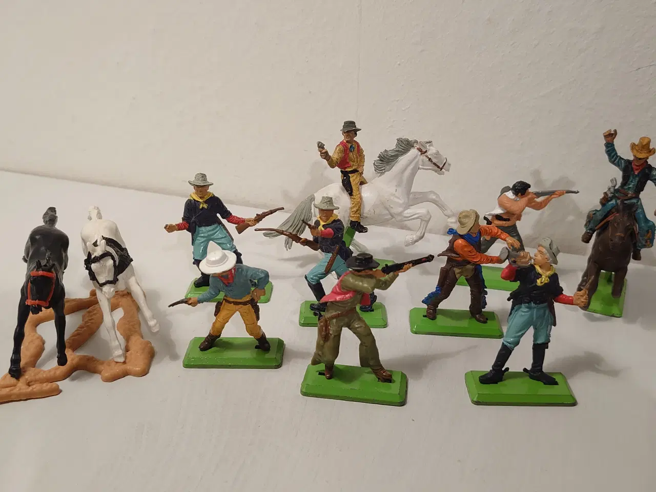 Billede 8 - Gammelt Sherifkontor m. 9 Britains+1 Timpo figur.