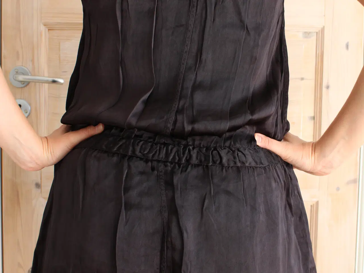 Billede 2 - Second Female kjole sort satin