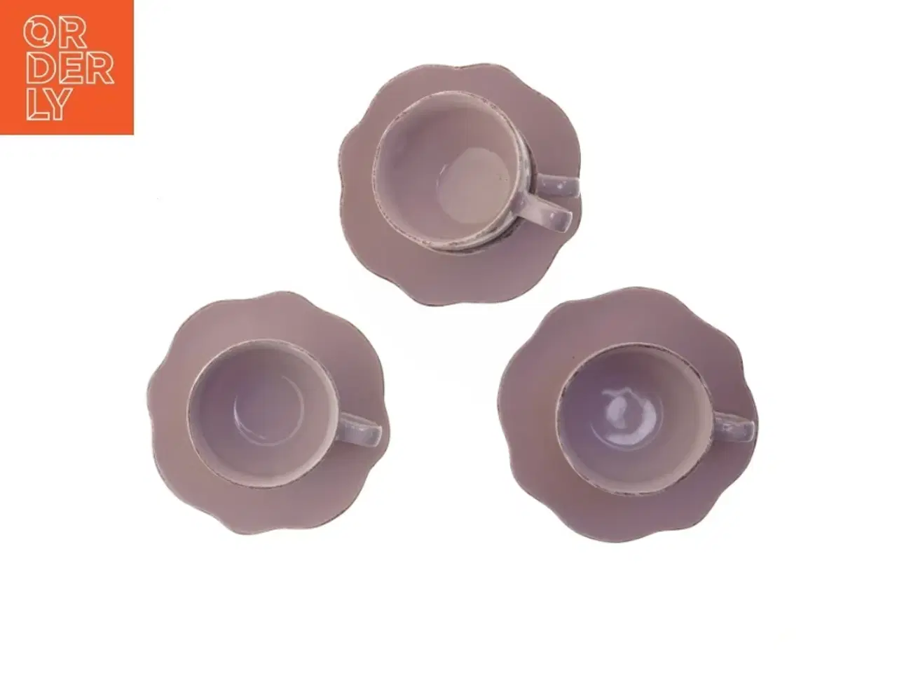 Billede 3 - Stel med polkaprikker (str. 4 kopper. ø. 10 cm. længde. 7 cm. 3 tallerkner. ø. 18 cm)