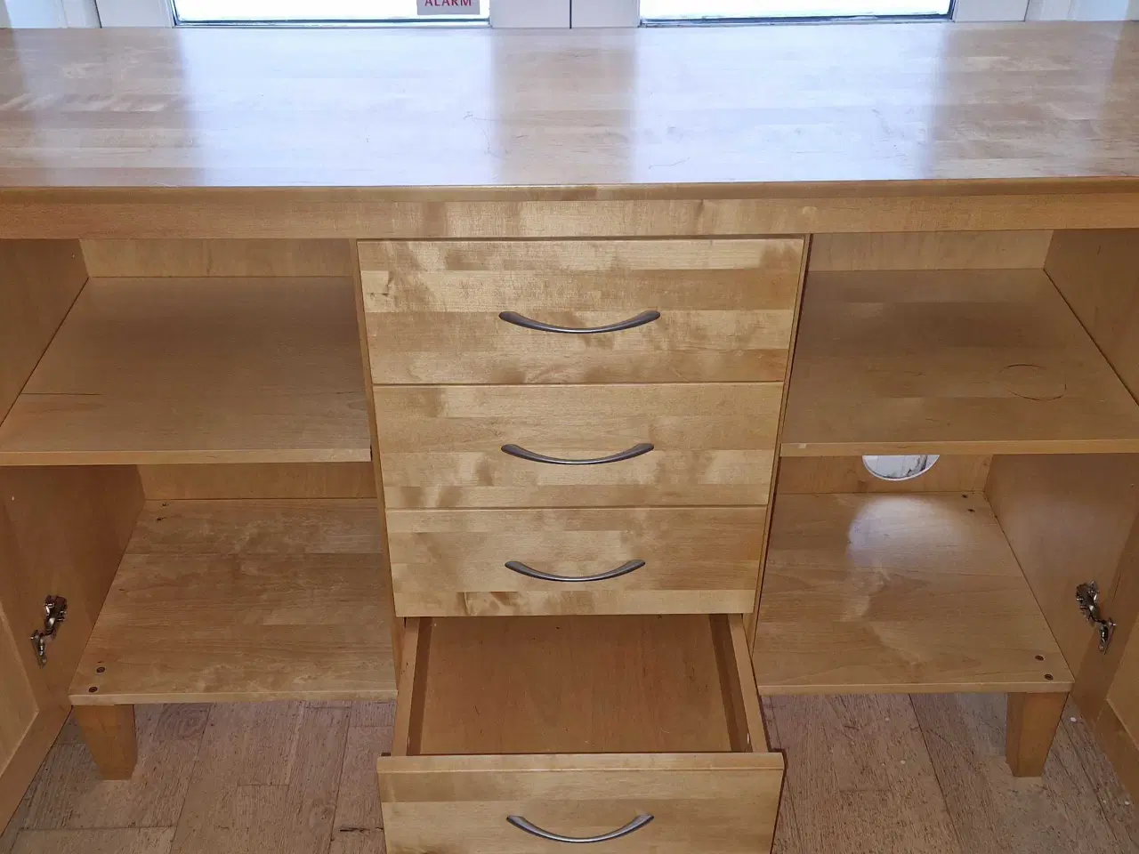 Billede 4 - Skænk i massiv bøgetræ, lakeret