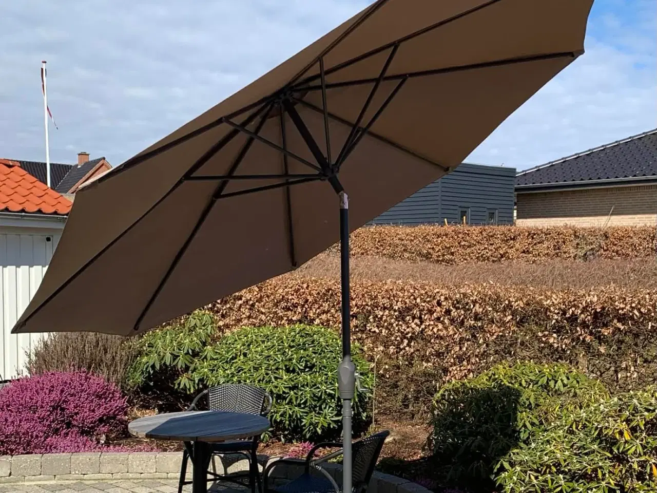 Billede 2 - Parasol med beige dug og trinvis regulering og fod