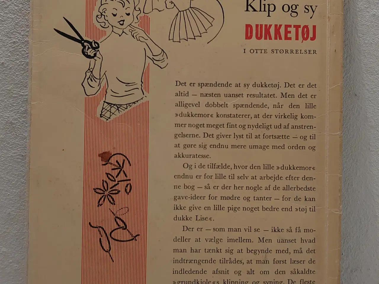 Billede 2 - K.Clausen:Klip og sy dukketøj i 8 størrelser.1956.