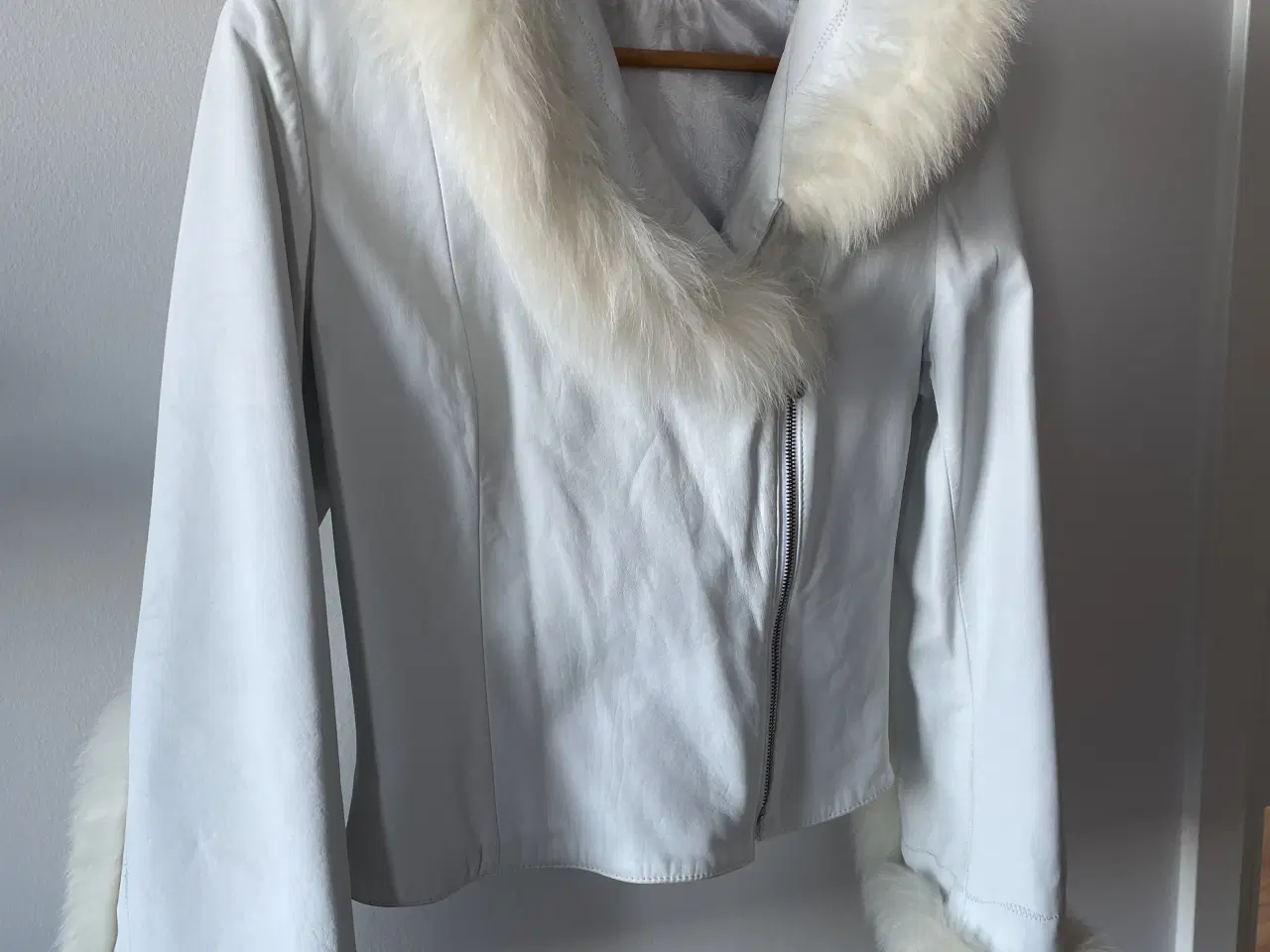 Billede 1 - Hvid læderjakke