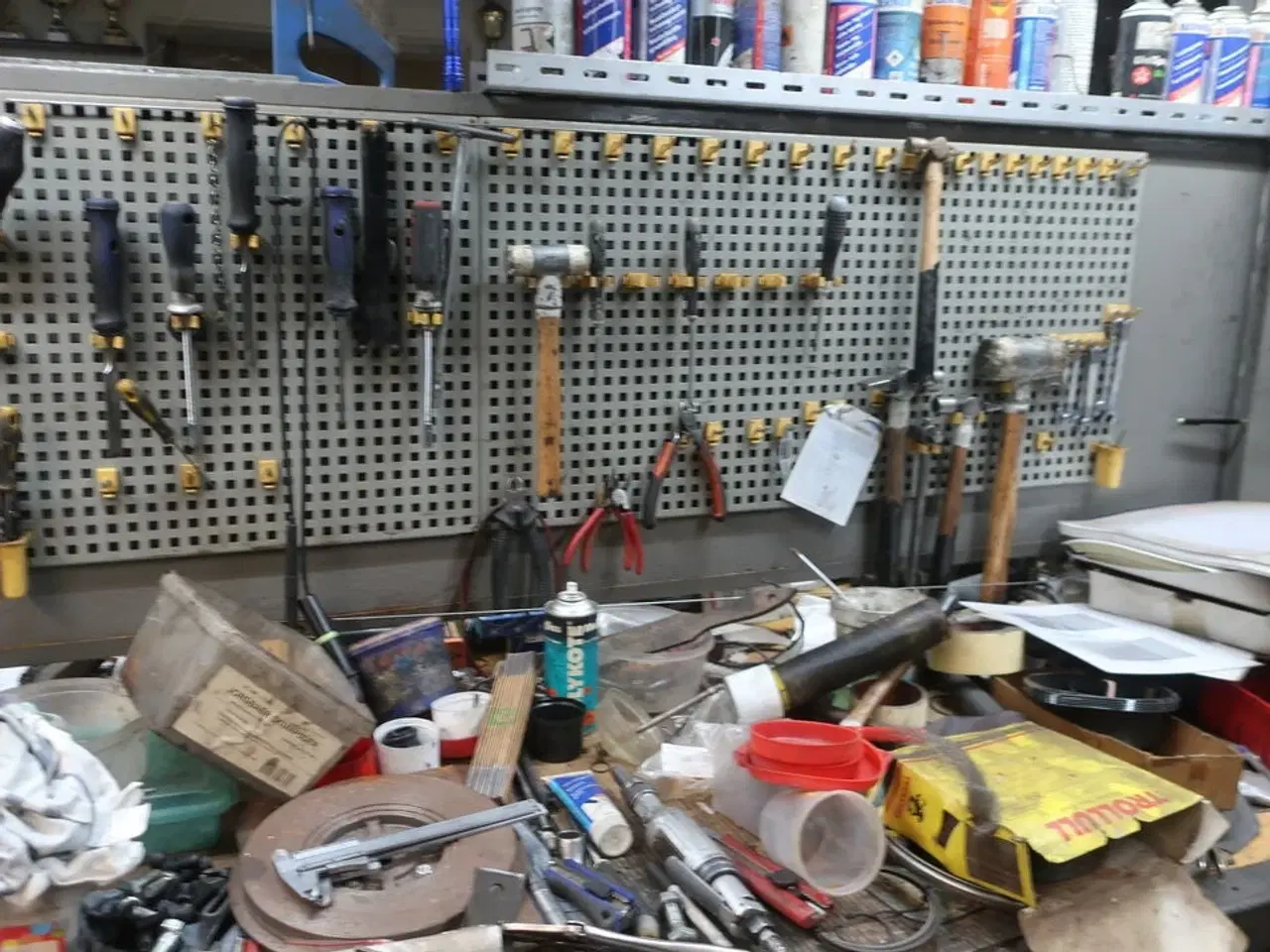 Billede 6 - Arbejdsbord med skruestik, værktøjstavle med div. Værktøj m.m.