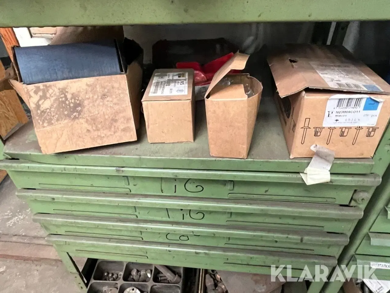 Billede 7 - Reoler med siderne bolte, møtrikker og skruer