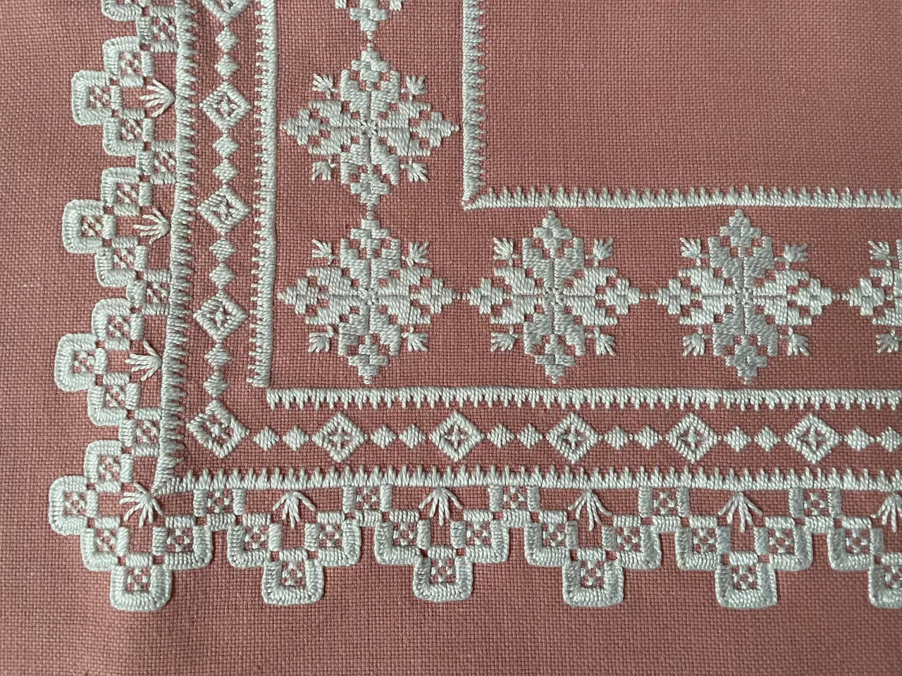 Billede 2 - Dug retro med broderi