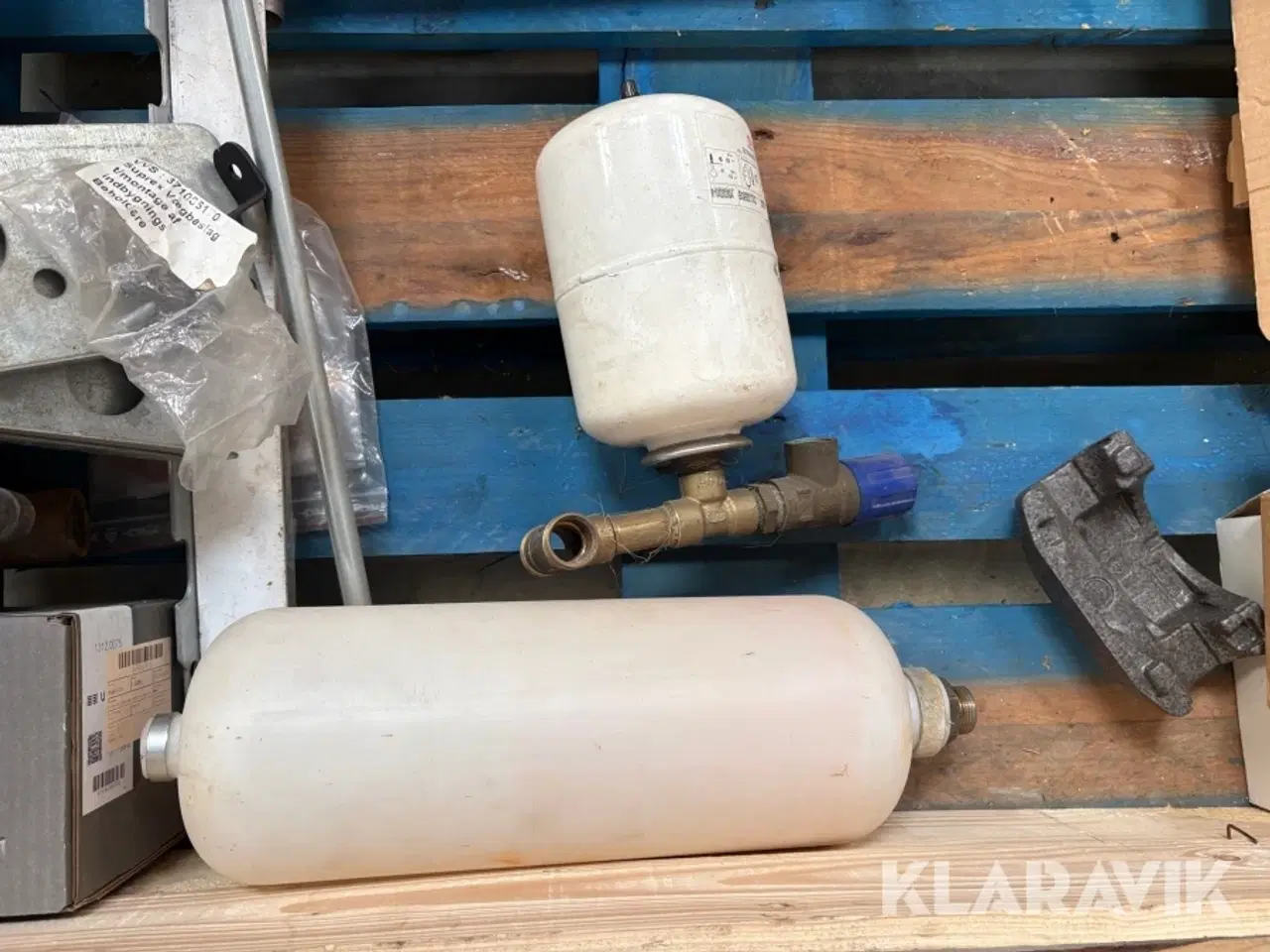 Billede 10 - Blandet kasse med pumper og isolering dertil. Grundfos 9 styk