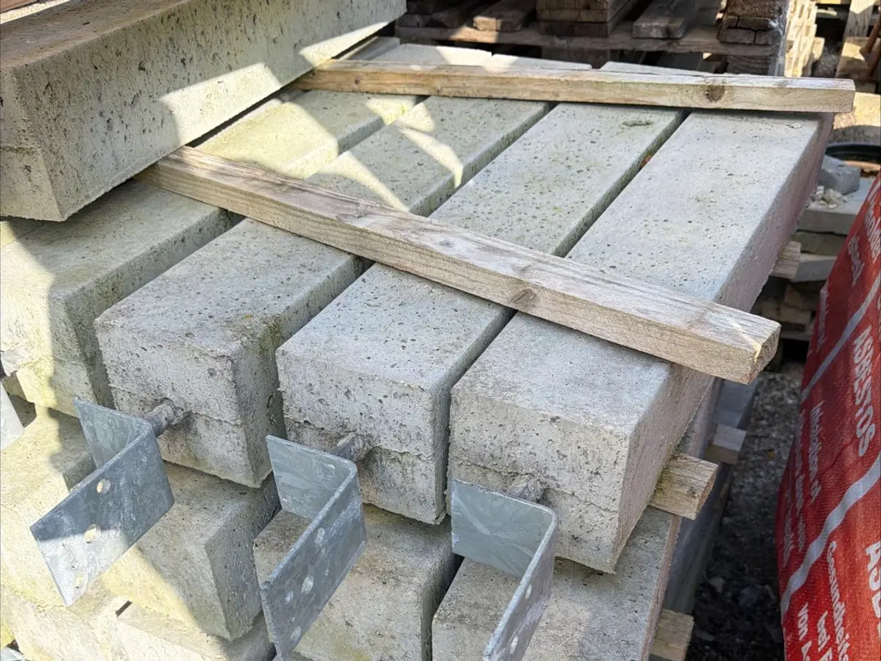 Billede 1 - Stolpebære beton mål 85 cm. Lang 