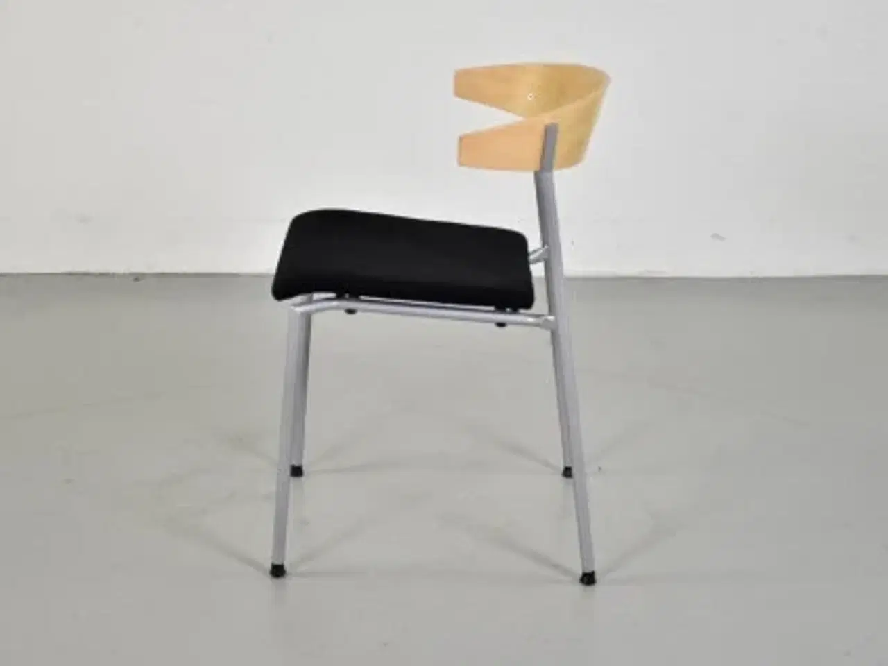 Billede 2 - Kinnarps riff konferencestol med nyt sort polster på sædet og ryg i bøg, sorte fødder
