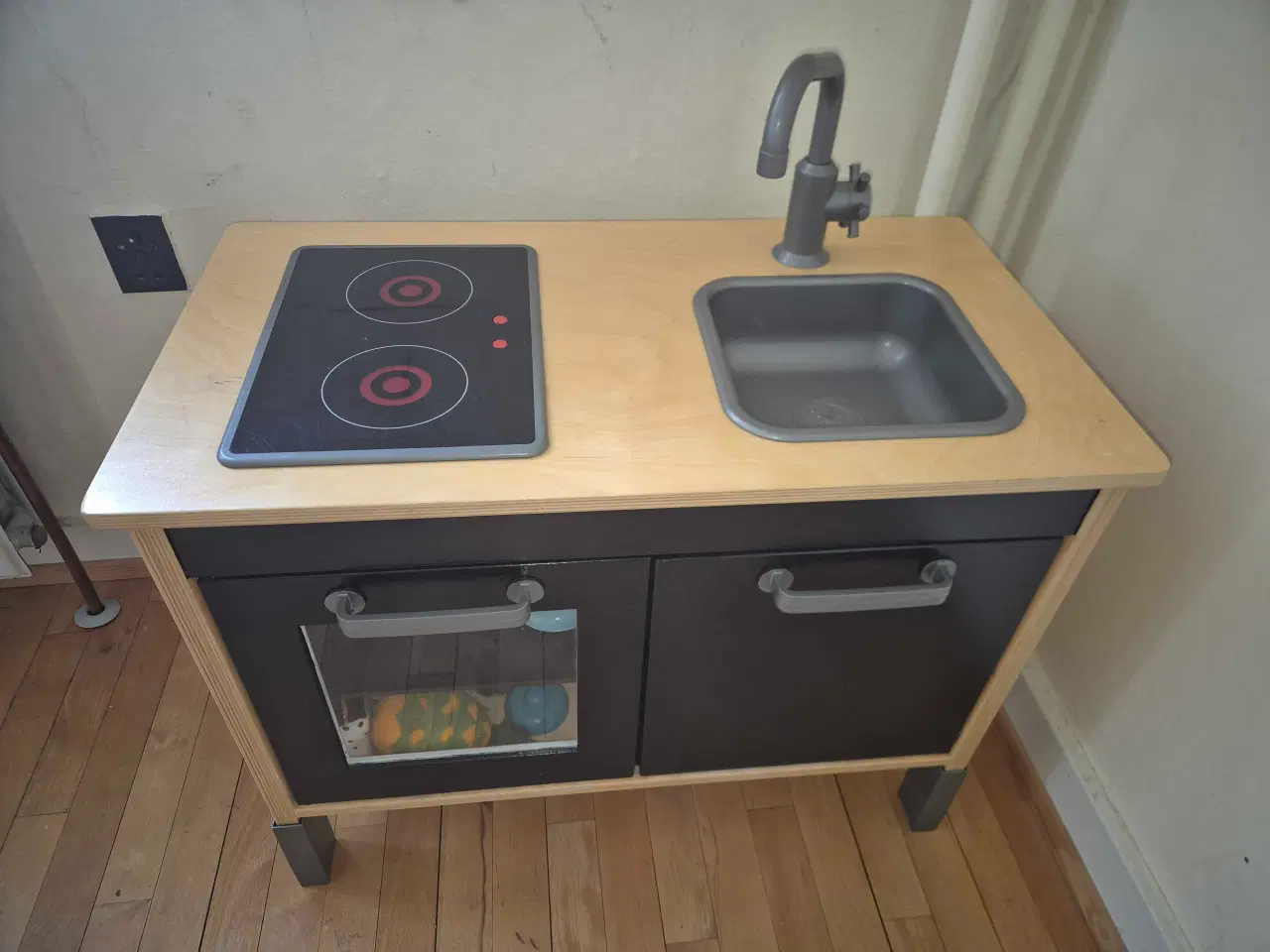 Billede 1 - Legekøkken, delvist håndmalet med børnevenlig mali