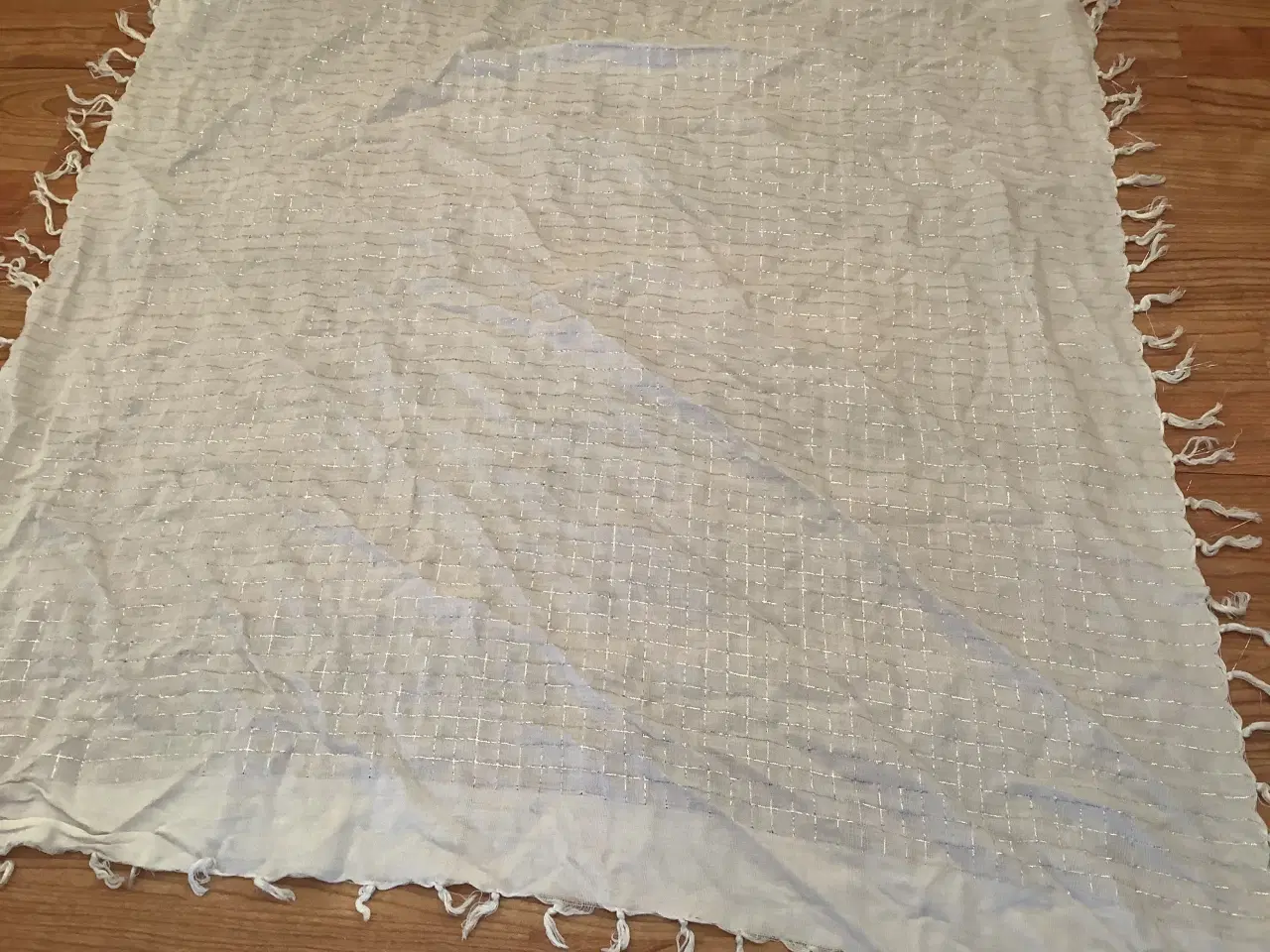 Billede 3 - Helt nyt Erfurt hvidt tørklæde med sølvstriber