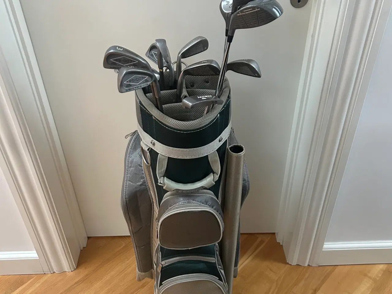 Billede 1 - Golfkøller med bag