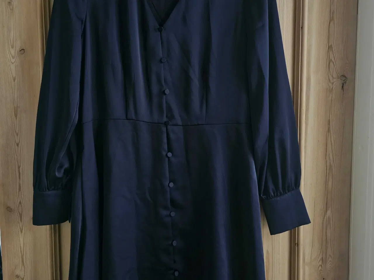 Billede 1 - Fin mørkeblå kjole med lommer 