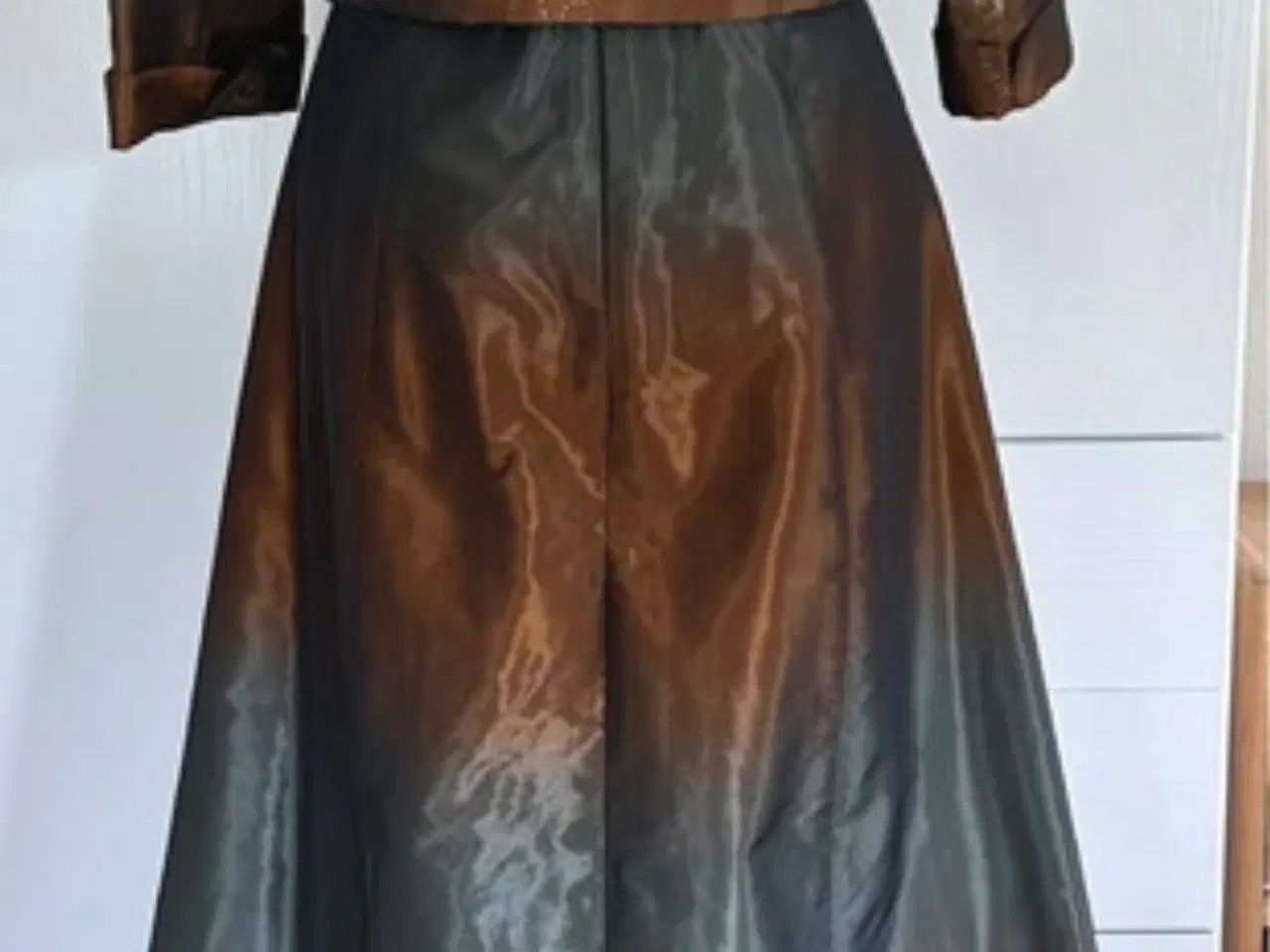 Billede 2 - Smuk, lang kjole med kort jakke