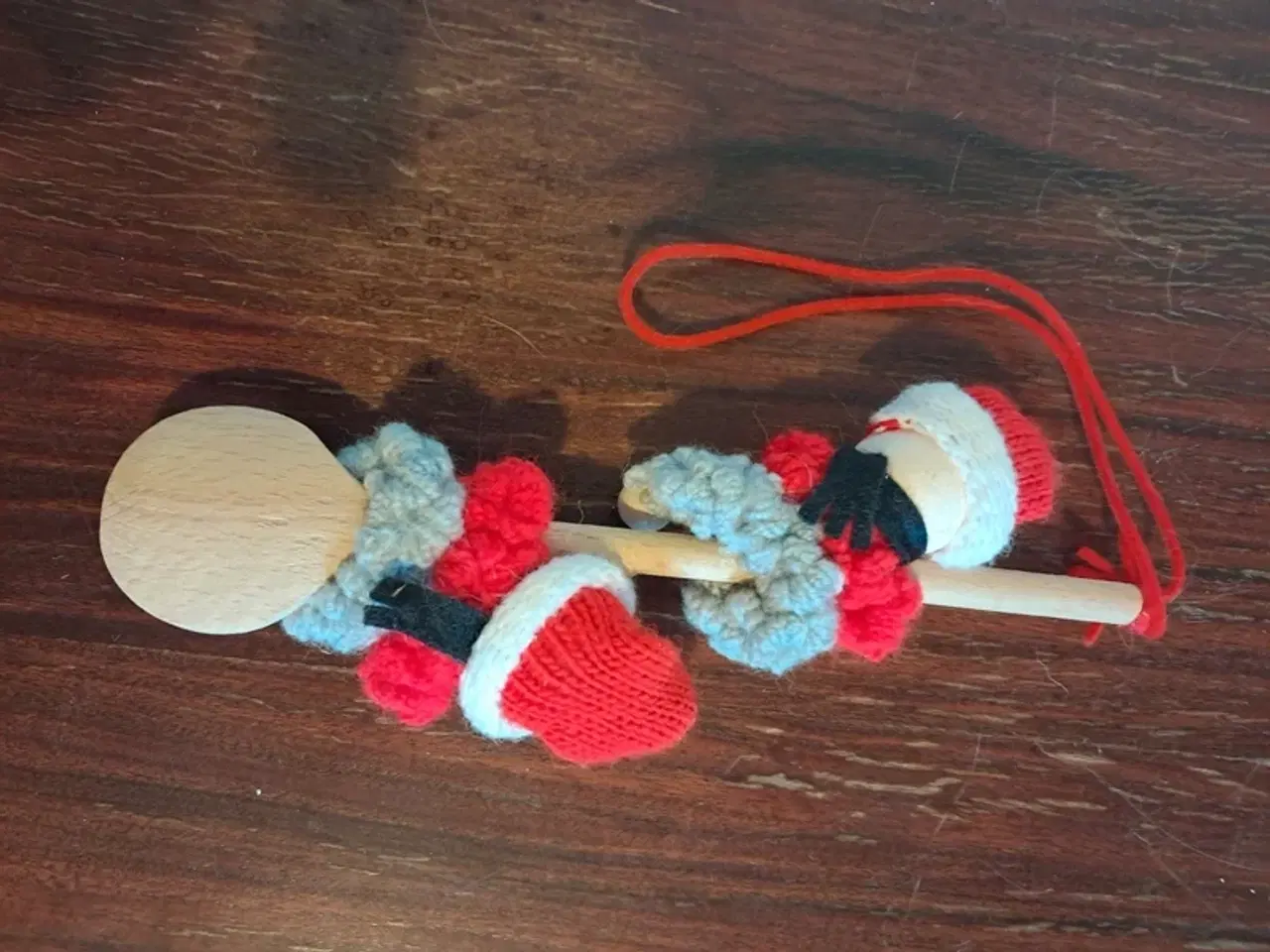 Billede 3 - julepynt med to små nissefigurer