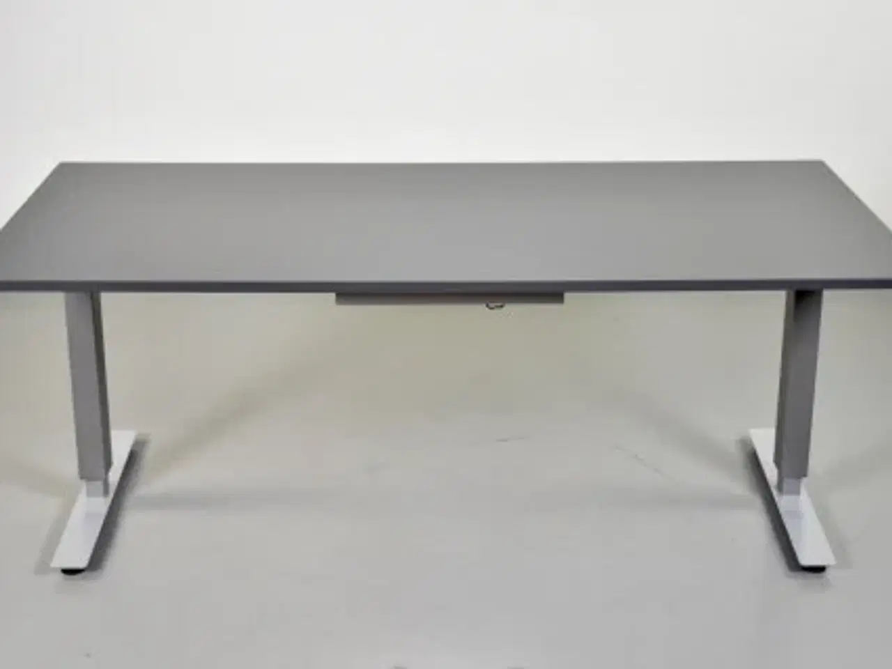 Billede 3 - Demo hæve-/sænkebord med grå laminat og alugråt stel, 180 cm.