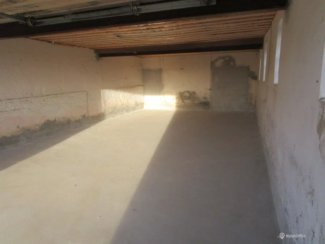 Billede 2 - Fint søjlefrit lokale i muret bygning.