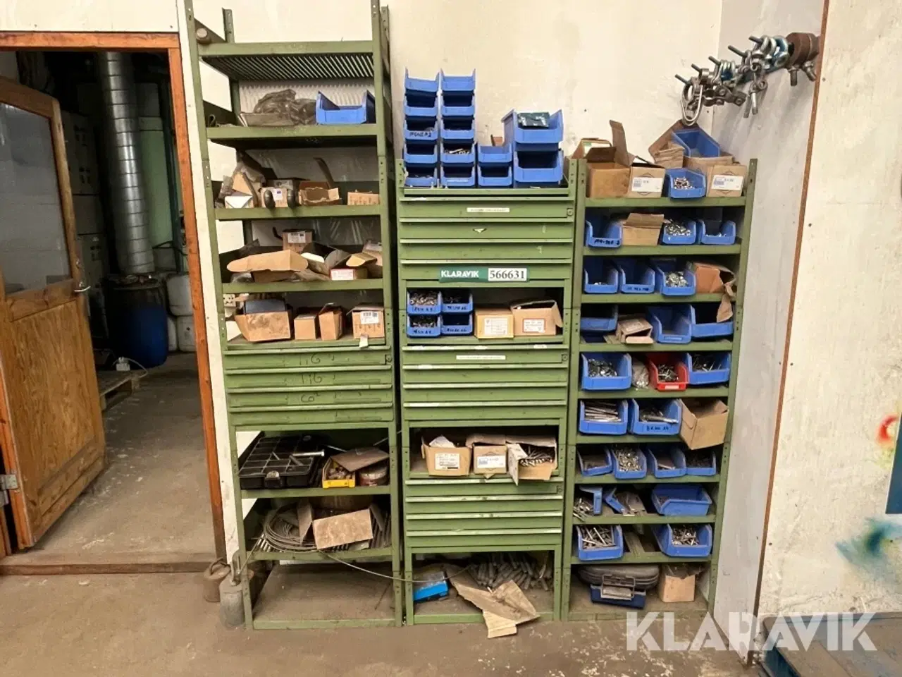 Billede 3 - Reoler med siderne bolte, møtrikker og skruer