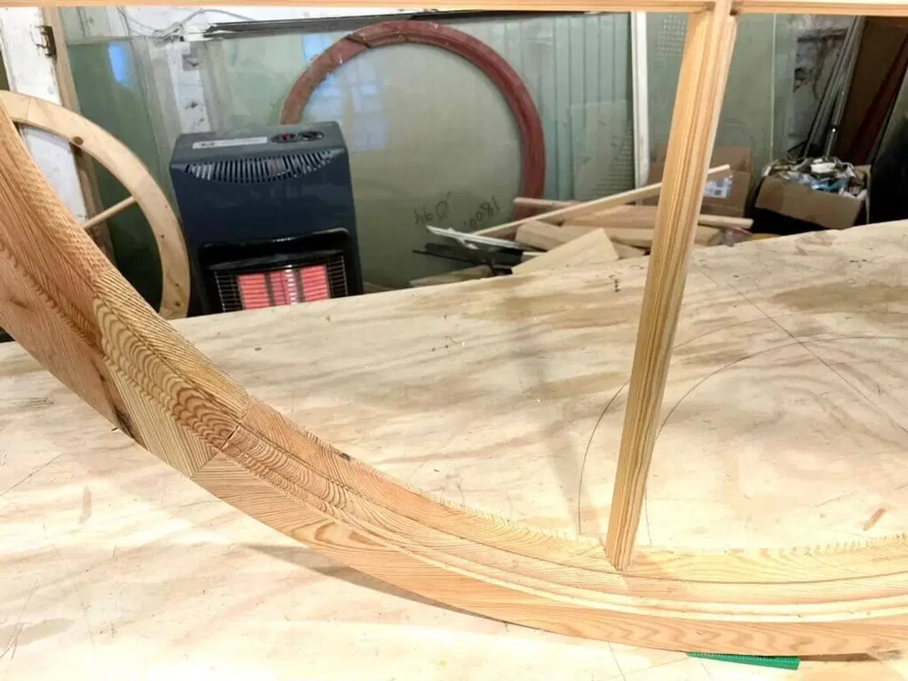 Billede 4 - Større, rundt vindue m. fire rudefelter (nylavet)