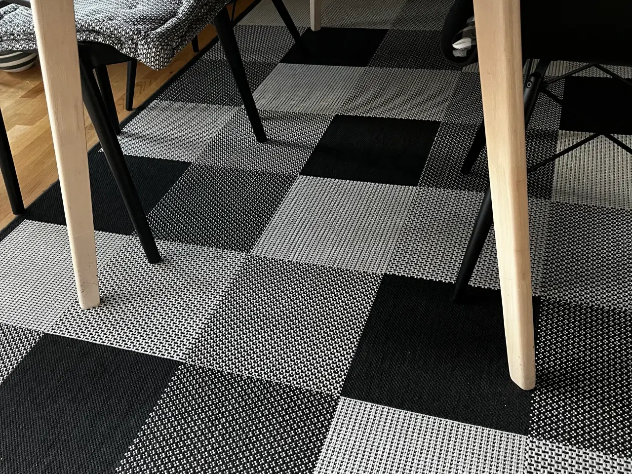 Billede 5 - Flot Spisebord i lyst træ