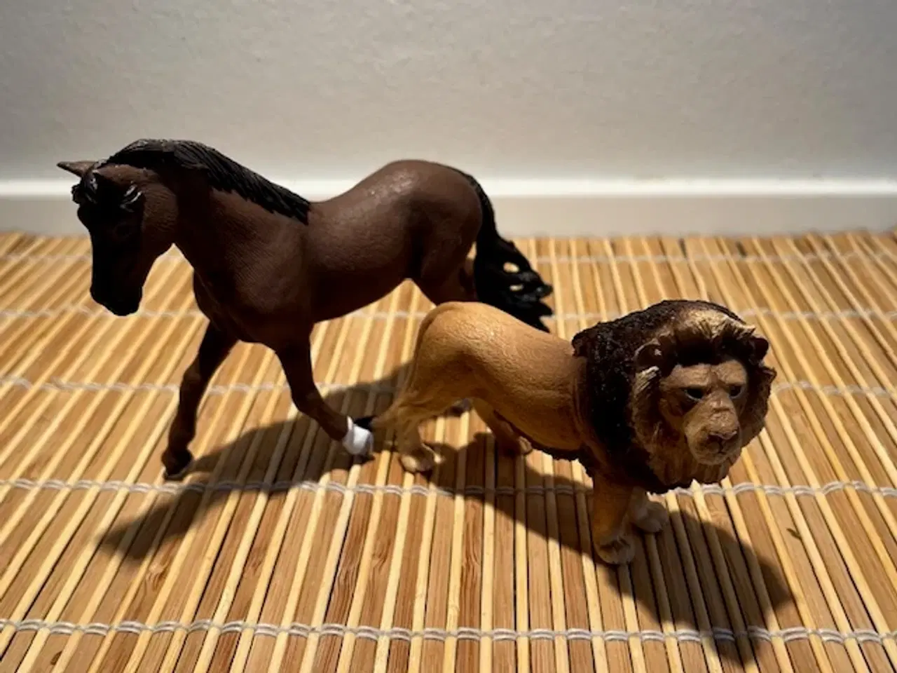 Billede 1 - Dyrefigurer hest og løve fra Schleich