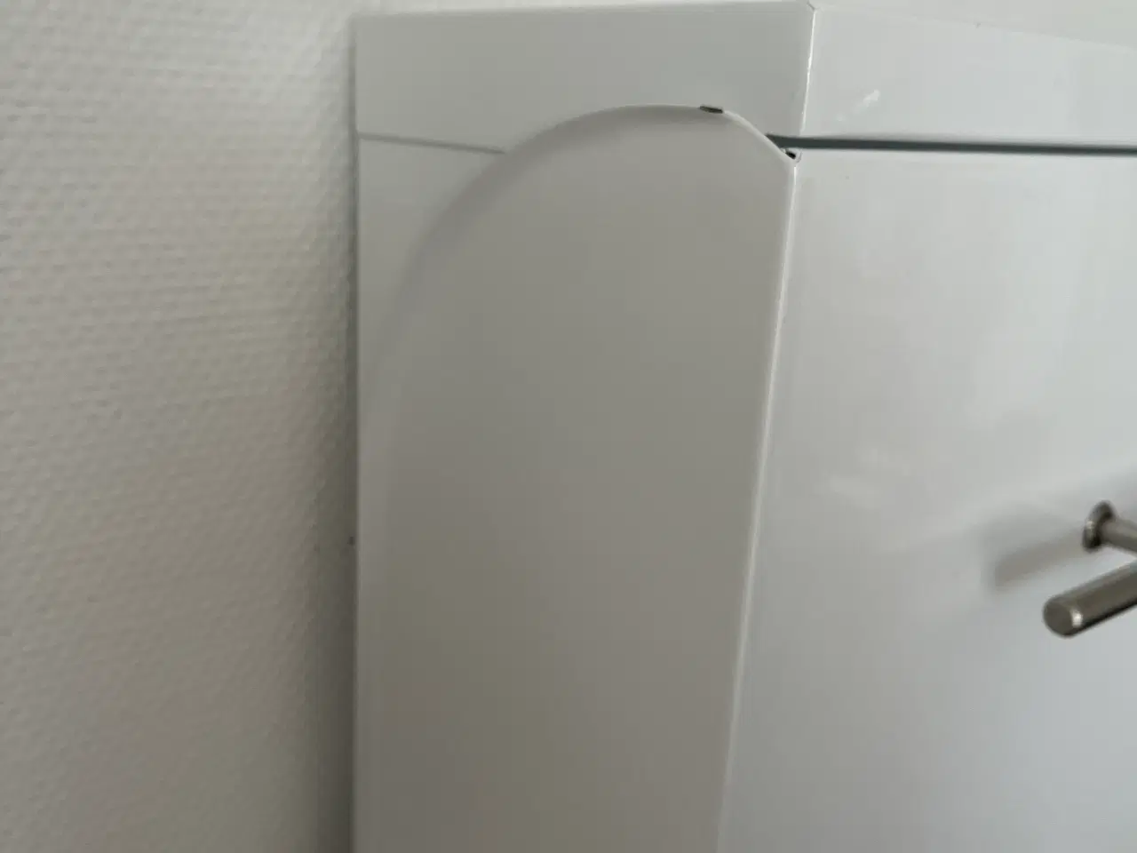 Billede 4 - Væghængt puslebord i hvid metal, BabyDan