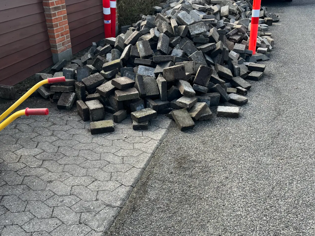 Billede 1 - Herregårdsfliser bortgives