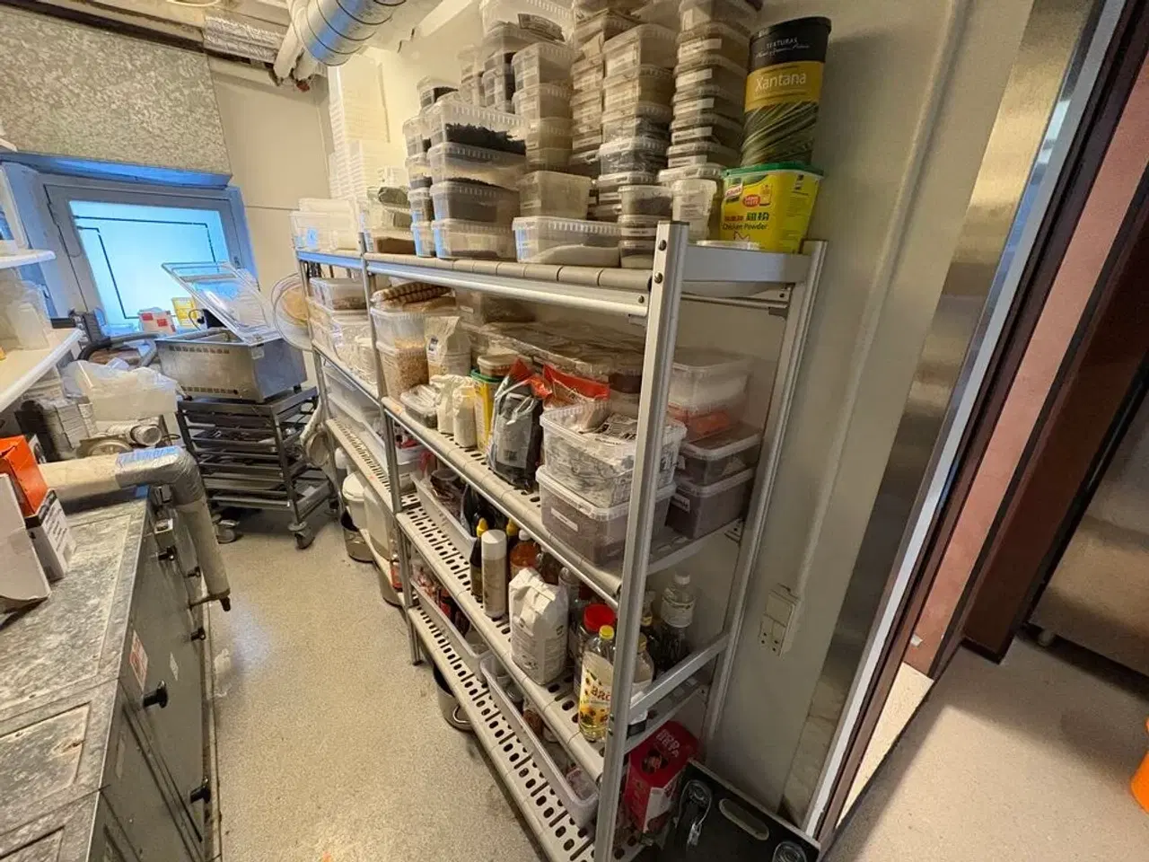 Billede 1 - 2 stk. Reoler med indhold