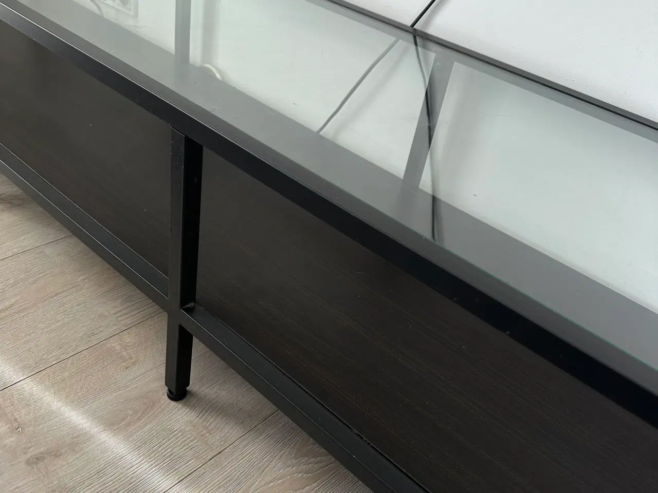 Billede 4 - TV bord i mørkt træ med glas