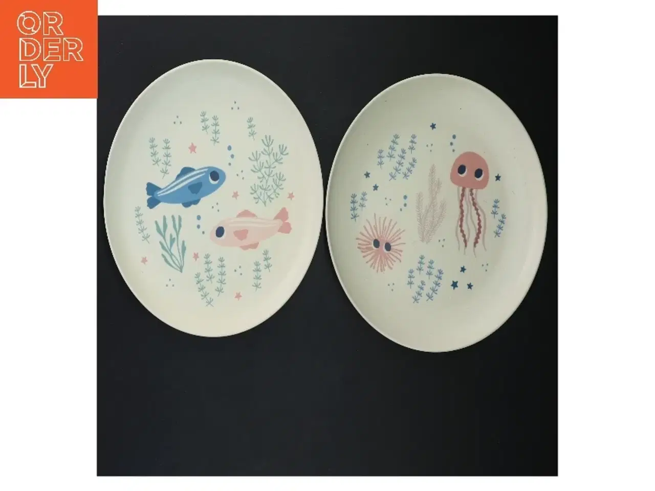 Billede 1 - To børnetallerkener med havtematisk design fra Søstrene Grene (str. Ø 20 cm)