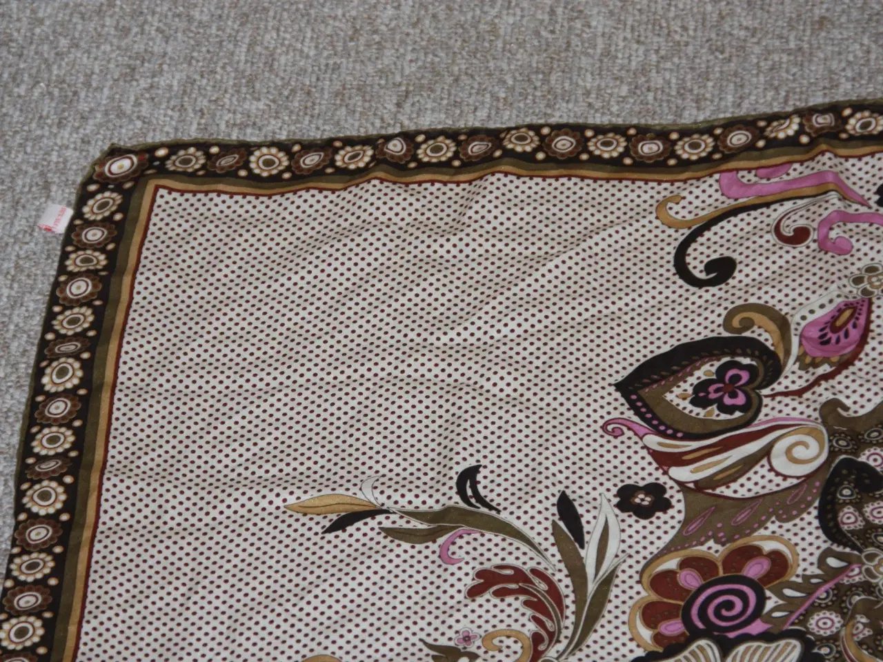 Billede 2 - Smukt silke tørklæde 100% Silk håndsyet 85 cm x 85