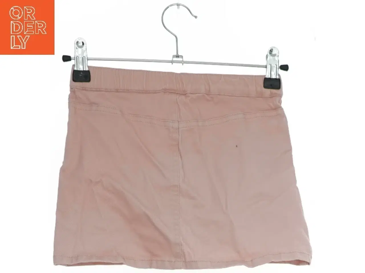 Billede 2 - Lyserød nederdel med knapper fra Lindex (str. 104)