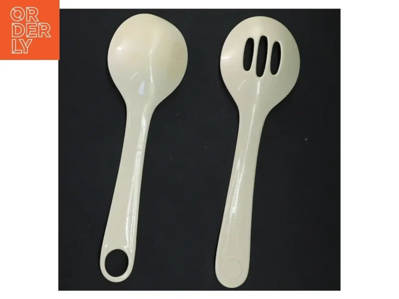 Billede 5 - Plastik serveringssæt med ske og hulske (str. 24x7 cm)