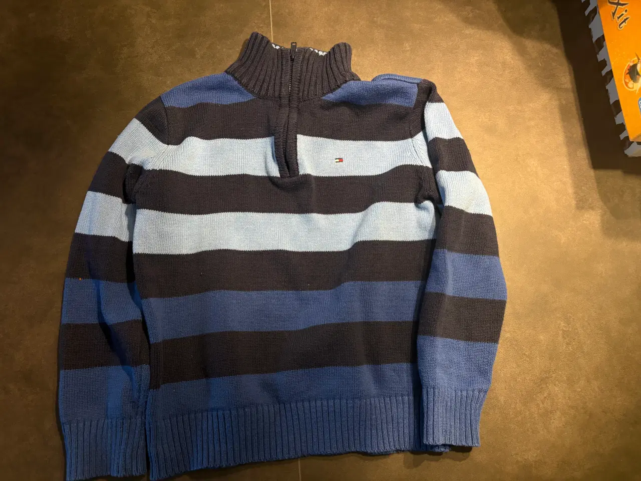 Billede 5 - Flot Tommy Hilfiger strik med lynlås – Str. 7