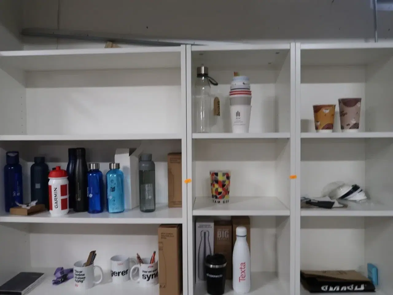 Billede 2 - Reol med indhold