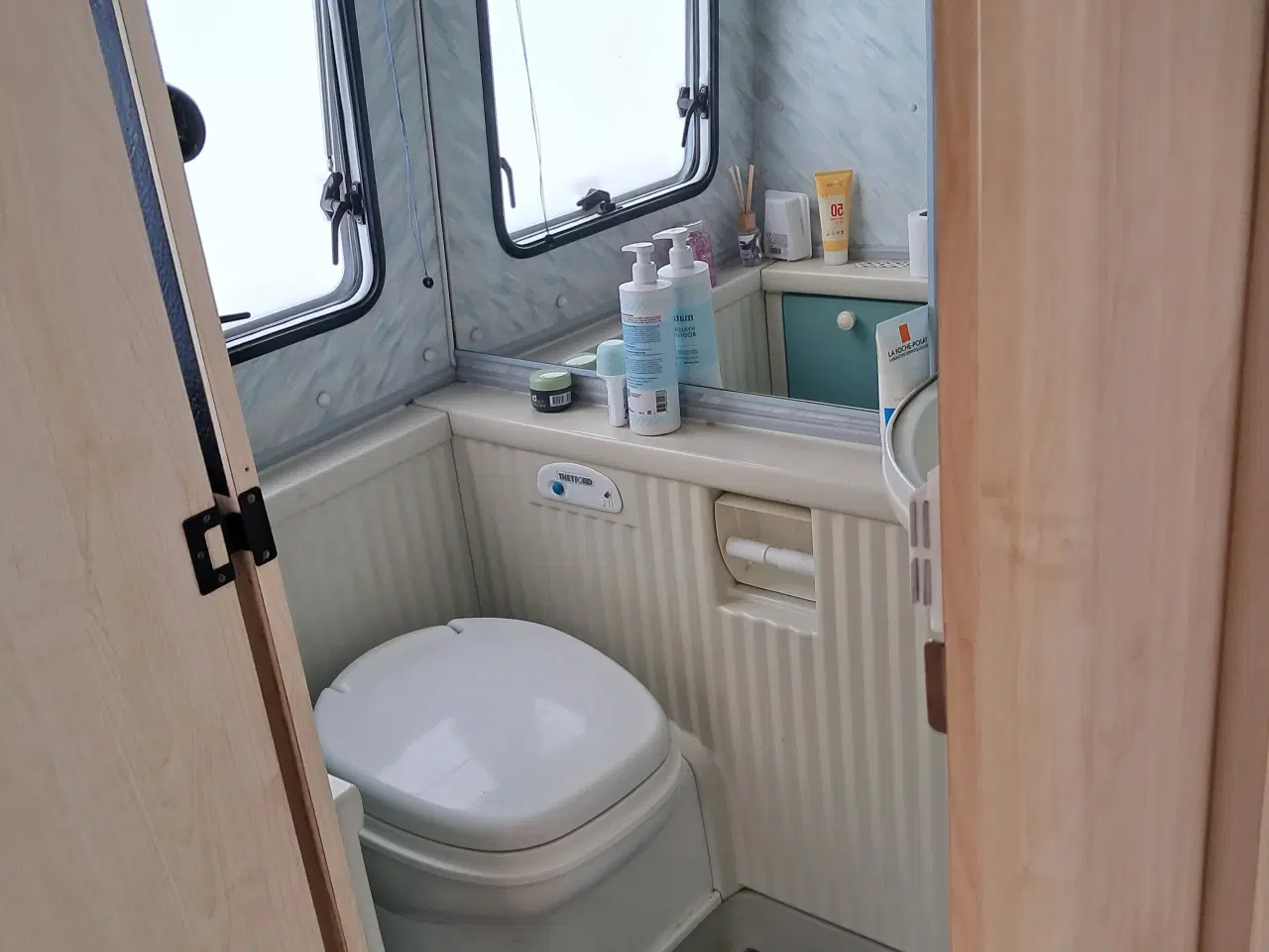Billede 4 - Campingvogn med fortelt og værkstedstelt