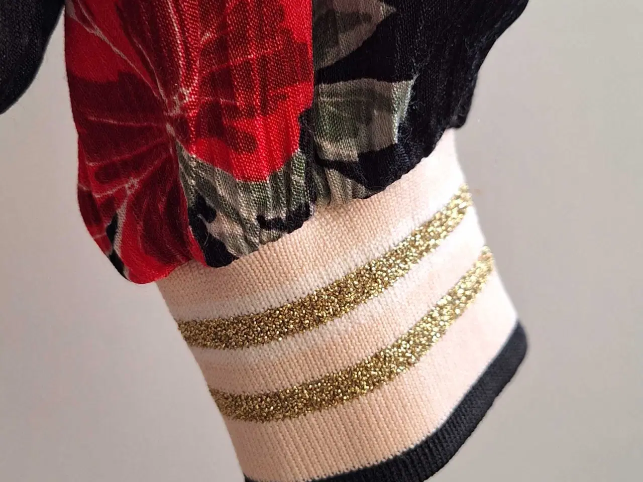 Billede 5 - Smuk bluse med traner og blomster